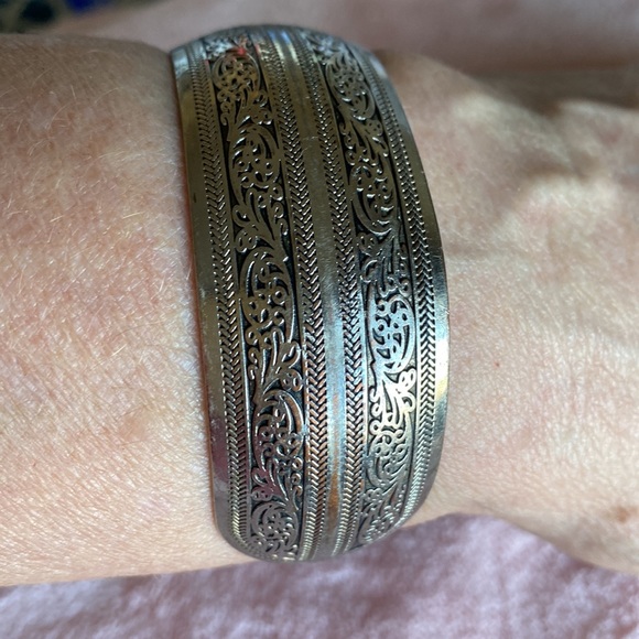 VINTAGE TIBETAN SILVER TOTEM BANGLE BRACELET - Picture 1 of 7